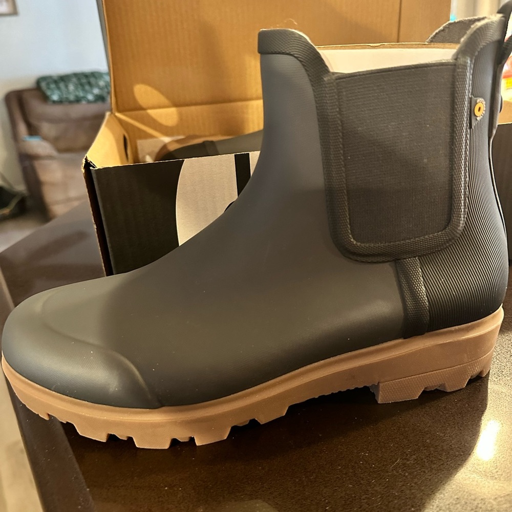 Bogs Holly Chelsea rain boot - dark grey. Women’s size 10